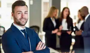 Digitalisierung - IT-Experte zu Besuch bei einem Kunden im Hintergrund