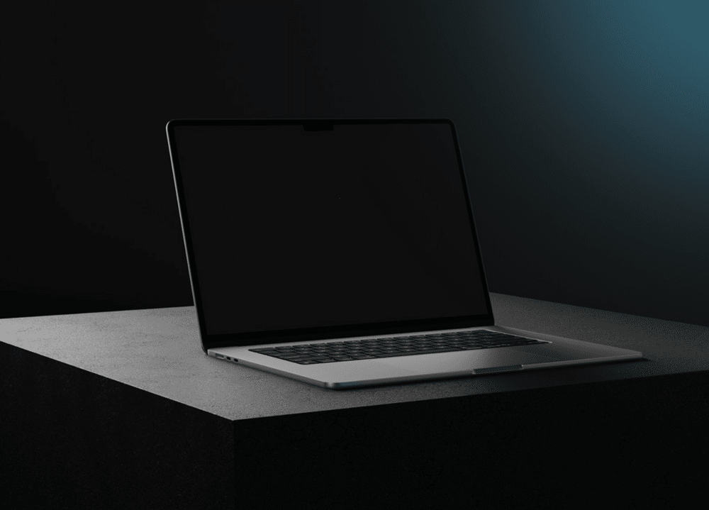 Schwarzer Laptop auf dunklem Tisch