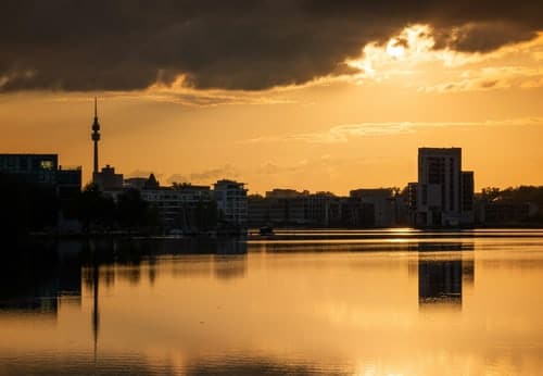 Sonnenuntergang über ruhigem Wasser