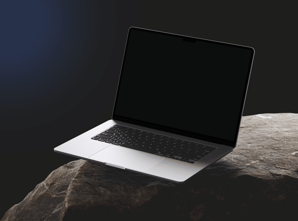Laptop auf einem Felsen platziert