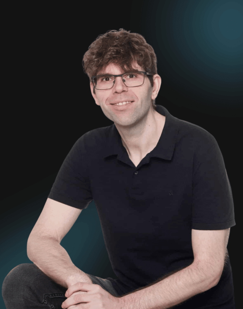 Mann in schwarzem Shirt sitzt